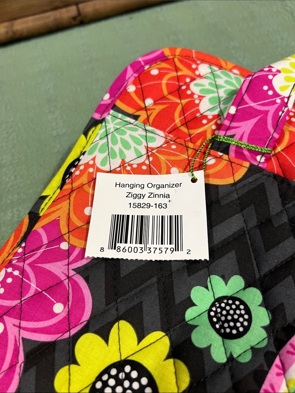 NWT Vera Bradley Hanging Cosmetic Bag in Retired Ziggy Zinnia Pattern - Picture 2 of 8